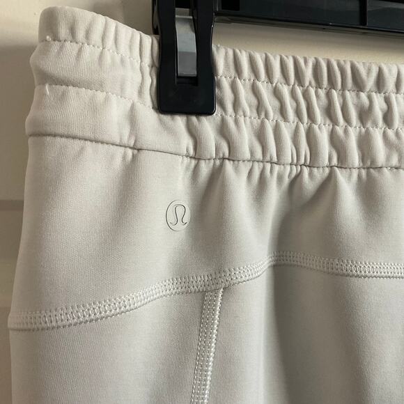 Lululemon Women’s Cropped Softstreme Off White Pants - Size 4 - Picture 4 of 6